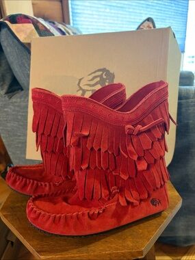 Manitobah Moccasin Red Dance Boots size 7